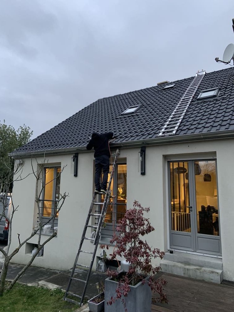 Dépose et pose de tuile pour changement de couverture à Houilles